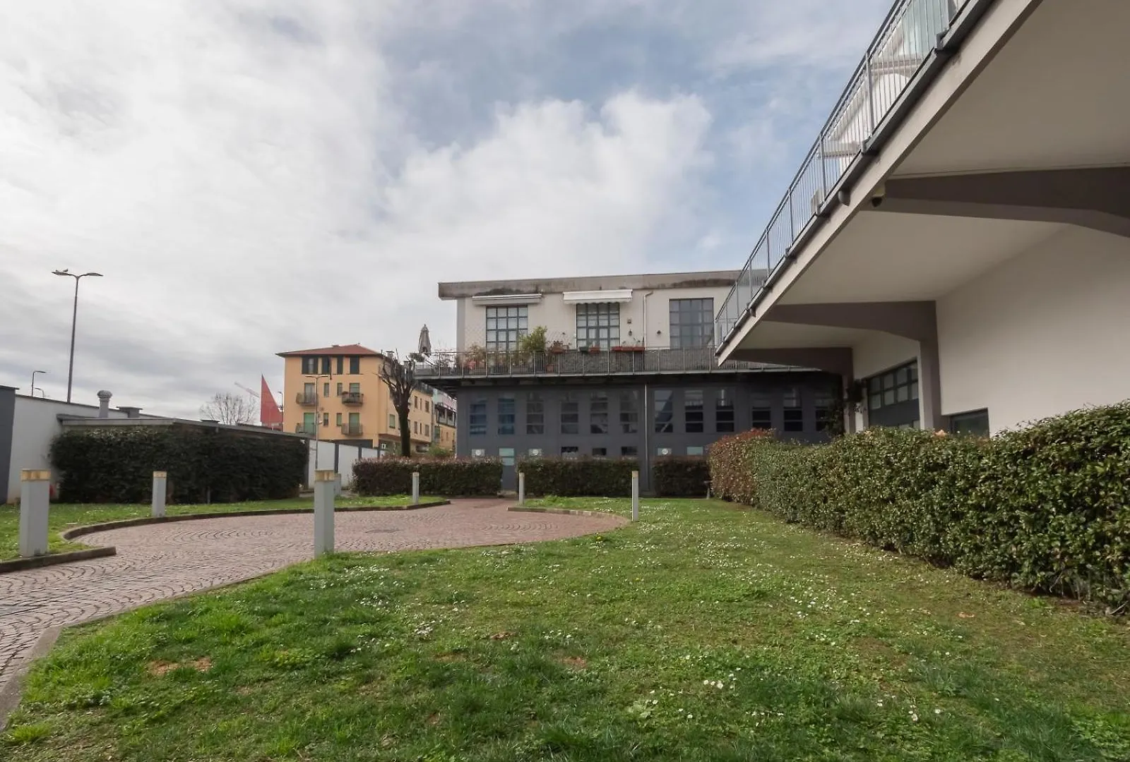Xenia Apartments - Bright Loft Studio In Bovisa Area contacts